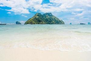 zeegezichten en tropische eilanden in krabi foto