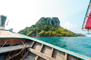 boottochten op de zeeën en eilanden,reizen op een longtailboot foto