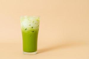 iced matcha groene thee latte in glas foto