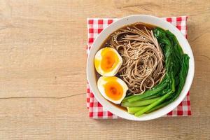 ramen noodles met ei - veganistische of vegetarische eetstijl foto