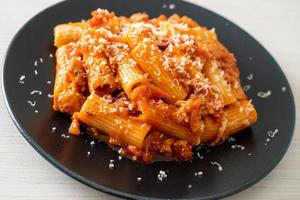 rigatoni pasta bolognese met kaas foto