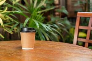 warme koffiekop op houten tafel foto