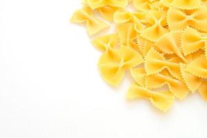 Droge ongekookte farfalle pasta op witte achtergrond foto