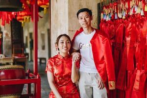 gelukkig jong Aziatisch stel in Chinese traditionele jurken foto