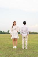 gelukkig jong Aziatisch paar in bruid en bruidegomkleding foto