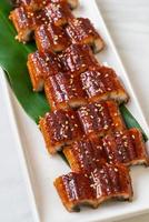 gesneden gegrilde paling of gegrilde unagi met saus foto