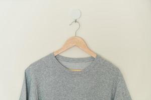 t-shirt hangend met houten hanger foto