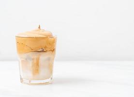 iced dalgona coffee, een trendy luchtige romige slagroomkoffie foto