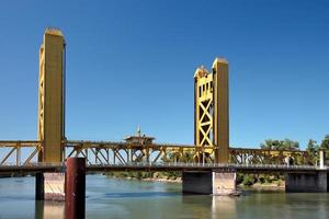 sacramento, californië, vs, 2011. zicht op sacramento bridge foto