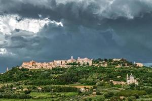 montepulciano, toscane, italië, 2013. storm broeit over de stad foto