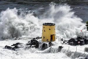 funchal, madeira, portugal, 2008. tropische storm treft de uitkijktoren op het terrein van het Savoy Hotel foto