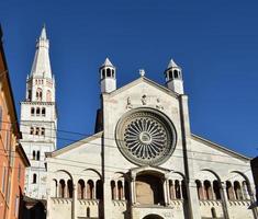 de kathedraal van modena, duomo di modena, met de beroemde ghirlandina-toren. Modena, Italië. foto