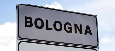 Bologna verkeersbord geïsoleerd op een blauwe hemelachtergrond. Italië foto