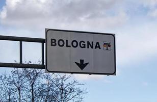 Bologna verkeersbord geïsoleerd op een blauwe hemelachtergrond. Italië foto