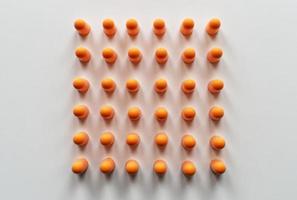 Oranje schuim oordopjes geïsoleerd op witte achtergrond foto