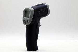 infrarood laser thermometer geïsoleerd op wit. het meet de temperatuur zonder contact. foto