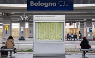 passagiers wachten op de trein op het centraal station van Bologna. Italië foto