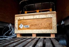 stralingswaarschuwingsbord transportlabel klasse 7 op het pakket met gevaarlijke goederen type a in de container van transportvrachtwagen foto