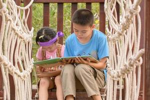 kinderen lezen boeken foto