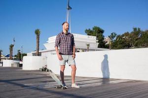 jonge bebaarde skater op stadsstrand foto