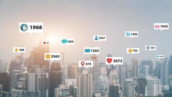 pictogrammen voor sociale media vliegen over de stad en tonen de verbinding van mensen via de sociale netwerkapp-platformideeën voor online communities en marketingstrategieën voor sociale media. foto