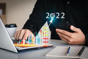 bedrijfsanalyseconcepten en financiële concepten, bedrijfsgroeiplannen en het toevoegen van positieve bedrijfs- en financiële groei-indicatoren in 2022. foto