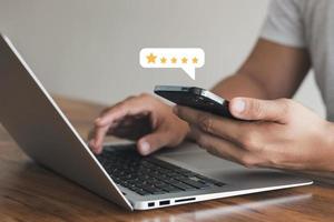 gebruiker geeft beoordeling aan service-ervaring op online applicatie, klantbeoordeling tevredenheidsfeedback-enquêteconcept, klant kan de kwaliteit van de service evalueren, wat leidt tot reputatieclassificatie van het bedrijf. foto