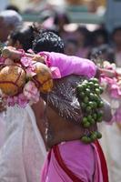 tamil toegewijde tijdens een religieuze processie foto