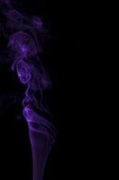 paarse rook wervelend op een zwarte achtergrond foto