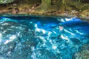 blauw turkoois water kalksteen grot sinkhole cenote tajma ha mexico. foto