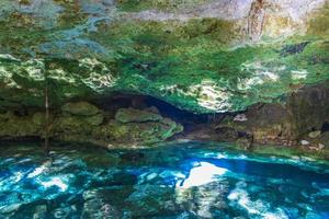 blauw turkoois water kalksteen grot sinkhole cenote tajma ha mexico. foto