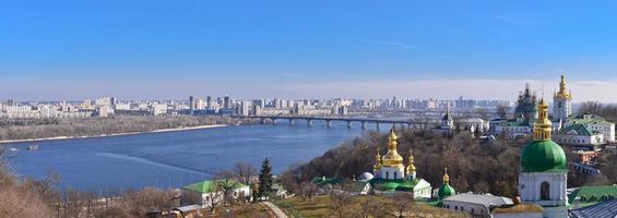 panoramisch uitzicht van kiev van kiev pechersk lavra foto