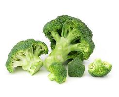 twee broccoli isoleren op witte achtergrond foto
