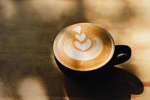 koffiekopjes met latte art op hout achtergrond