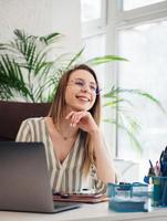 jonge vrouw die op een computer werkt foto