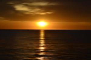 zonsondergang over de oceaan. wazig abstracte kunst achtergrond in digitale bewegingseffect. foto
