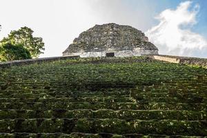 Maya-ruïnes in Tikal, nationaal park. reizend guatemala.