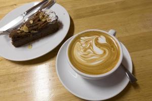 warme koffie op houten tafel foto