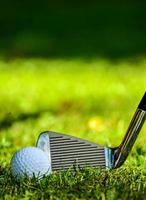 close up van golfclub contact maken met golfbal