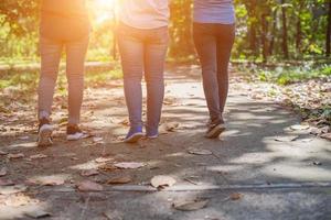 dames sportschoenen en weilanden foto