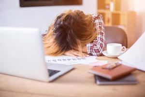 jonge zakenvrouw moe en hoofdpijn over haar werk. foto