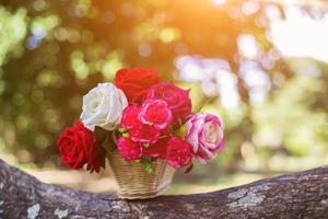 gemengde mooie bloemen in de vaas op houten achtergrond foto