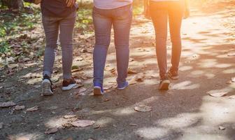 dames sportschoenen en weilanden foto