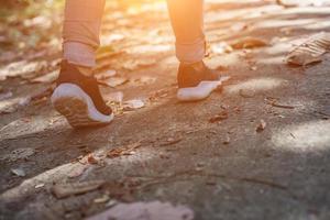 dames sportschoenen en weilanden foto