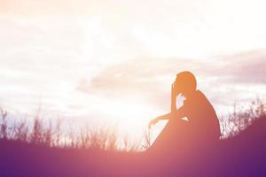 verdrietige en depressieve vrouw die alleen zit foto