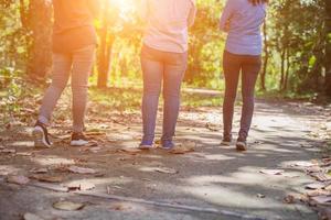 dames sportschoenen en weilanden foto