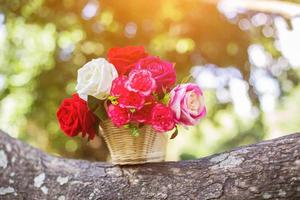 gemengde mooie bloemen in de vaas op houten achtergrond foto