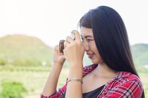 jonge hipster vrouw fotograaf met een vintage camera. foto