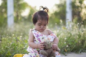 schattig meisje glimlachend helder in de ondergaande zon foto