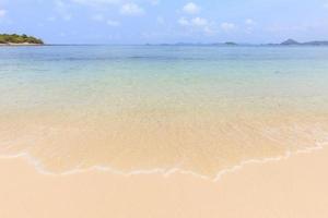 zeestrand met helder water op het eiland Koh Kham foto